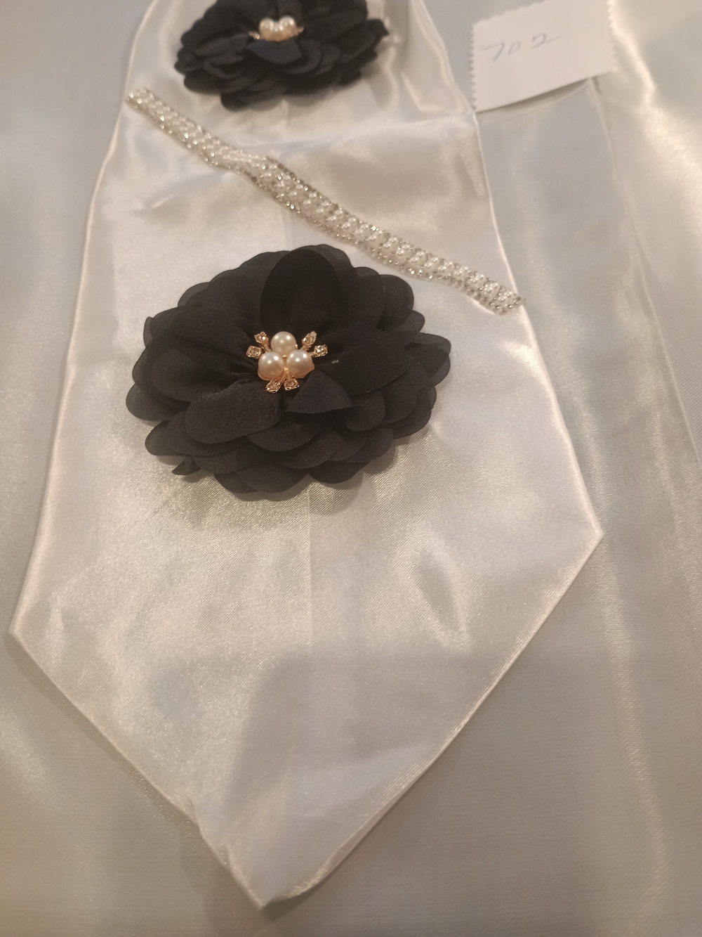 Elegant Black Floral JunkTie Necklace Set with Pearl Accents - Picture 6 of 8
